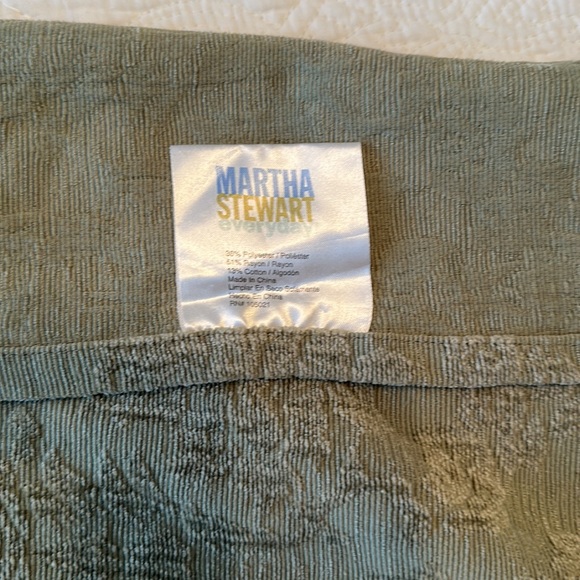 Martha Stewart green throw with tassels - Picture 4 of 5